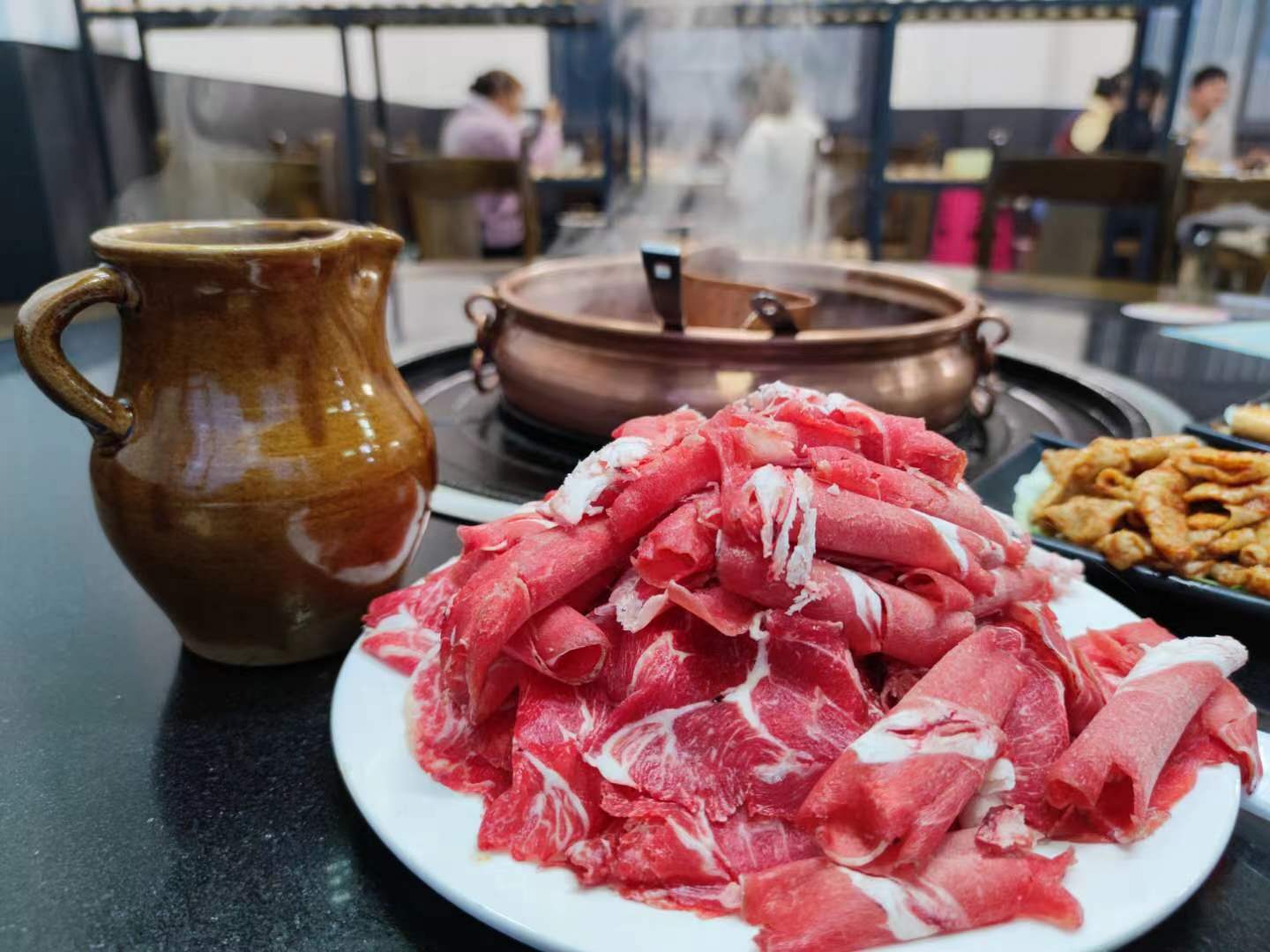 小山一样的新鲜牛肉