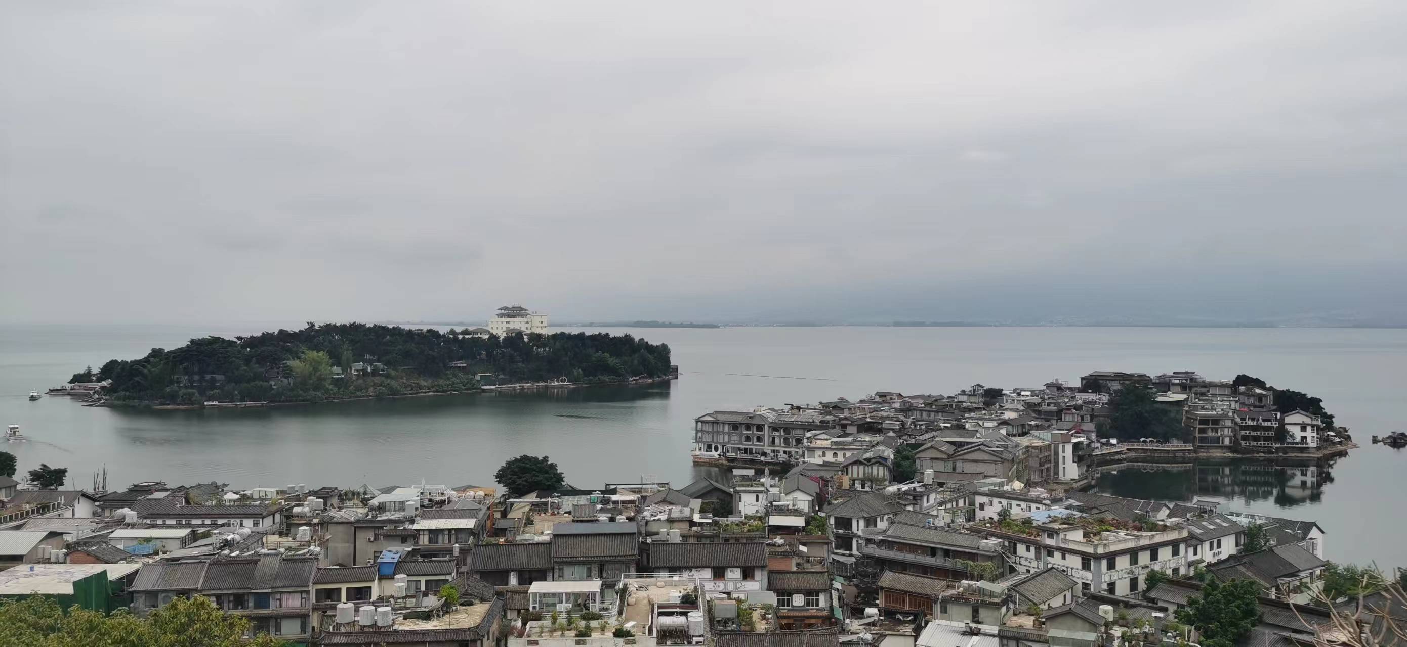 小洲隔镇相望