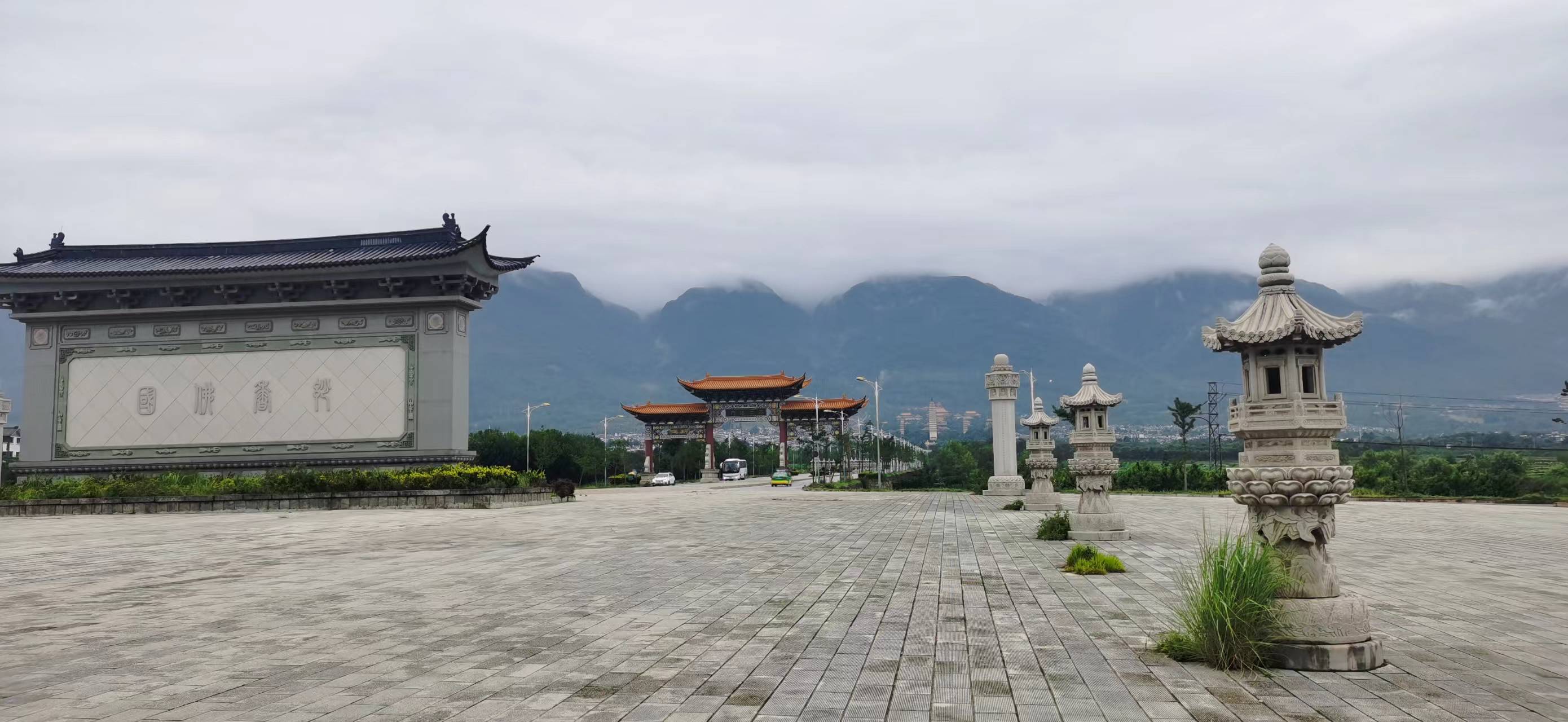 沿路的第一亮眼